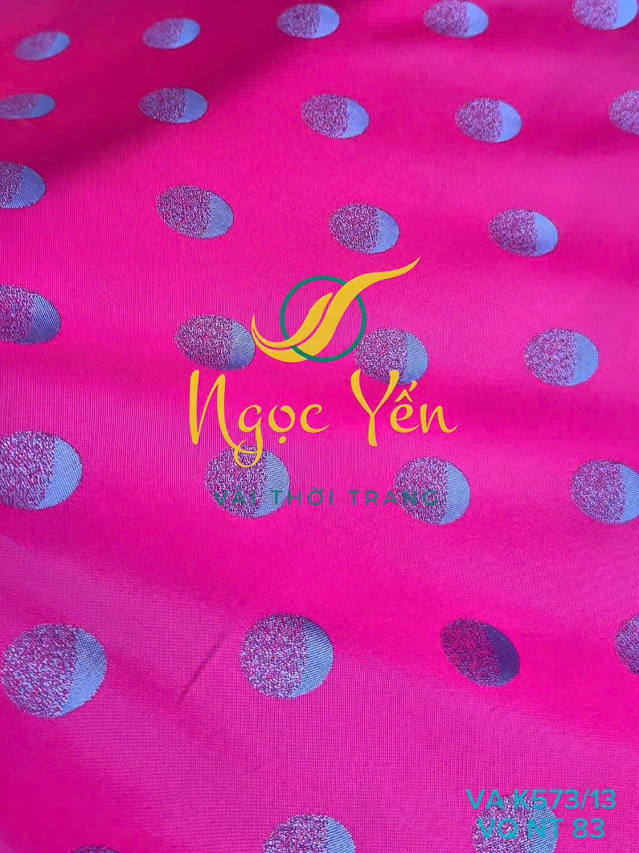 VA K573/13-Vải áo dài lụa họa tiết chấm bi hồng