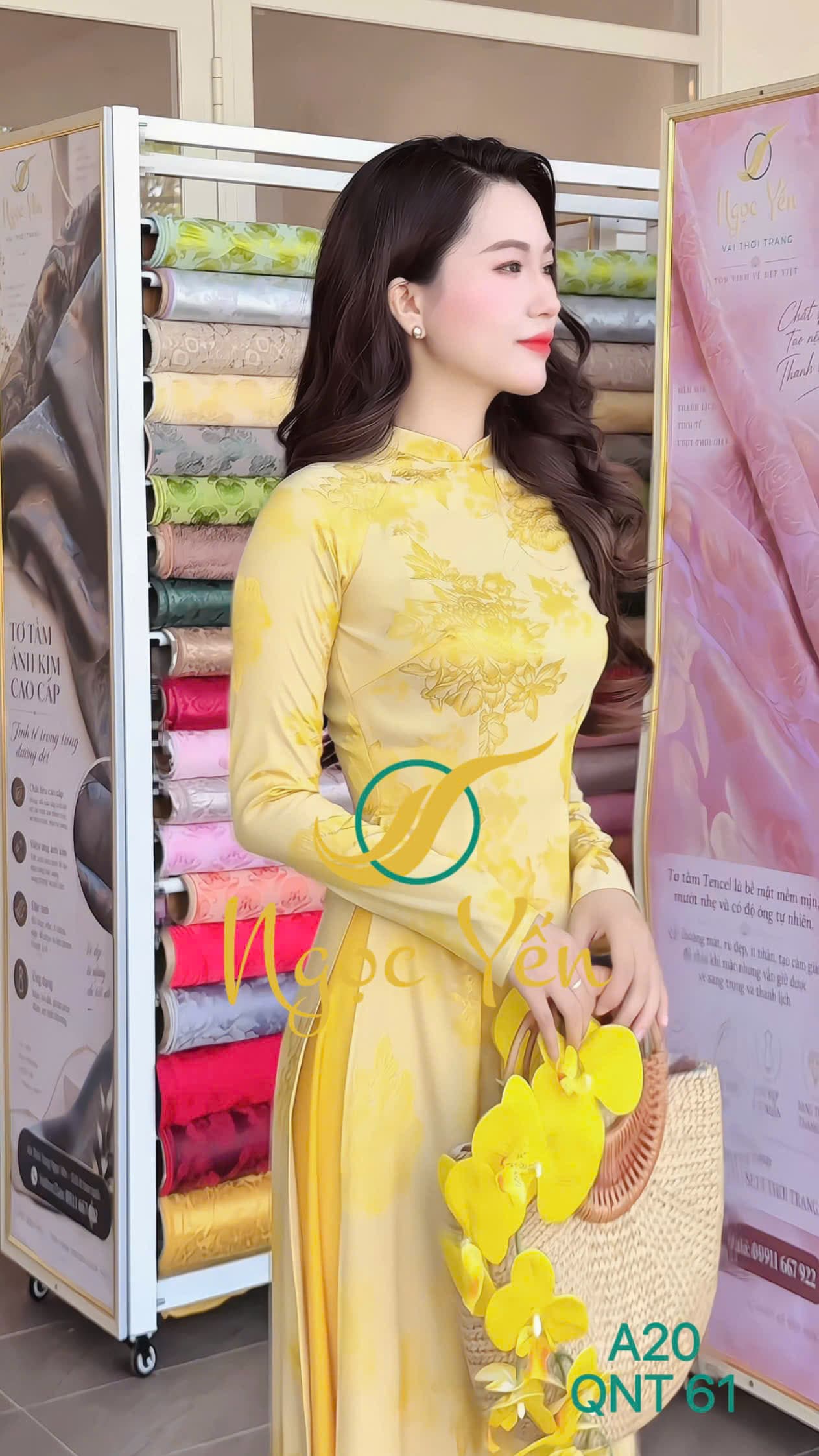 A20-Áo dài lụa cổ trụ, tay dài hoa vàng