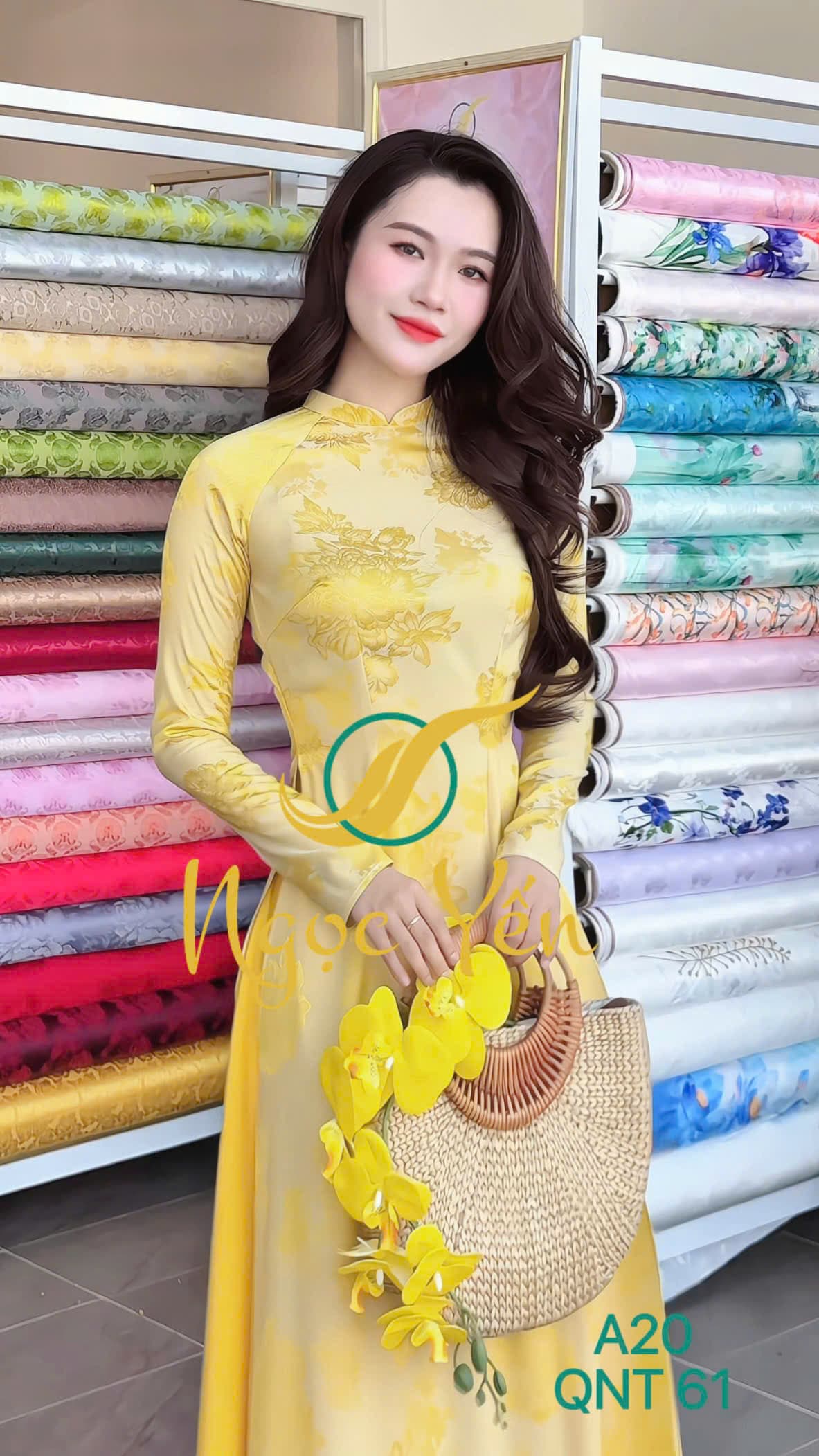 A20-Áo dài lụa cổ trụ, tay dài hoa vàng
