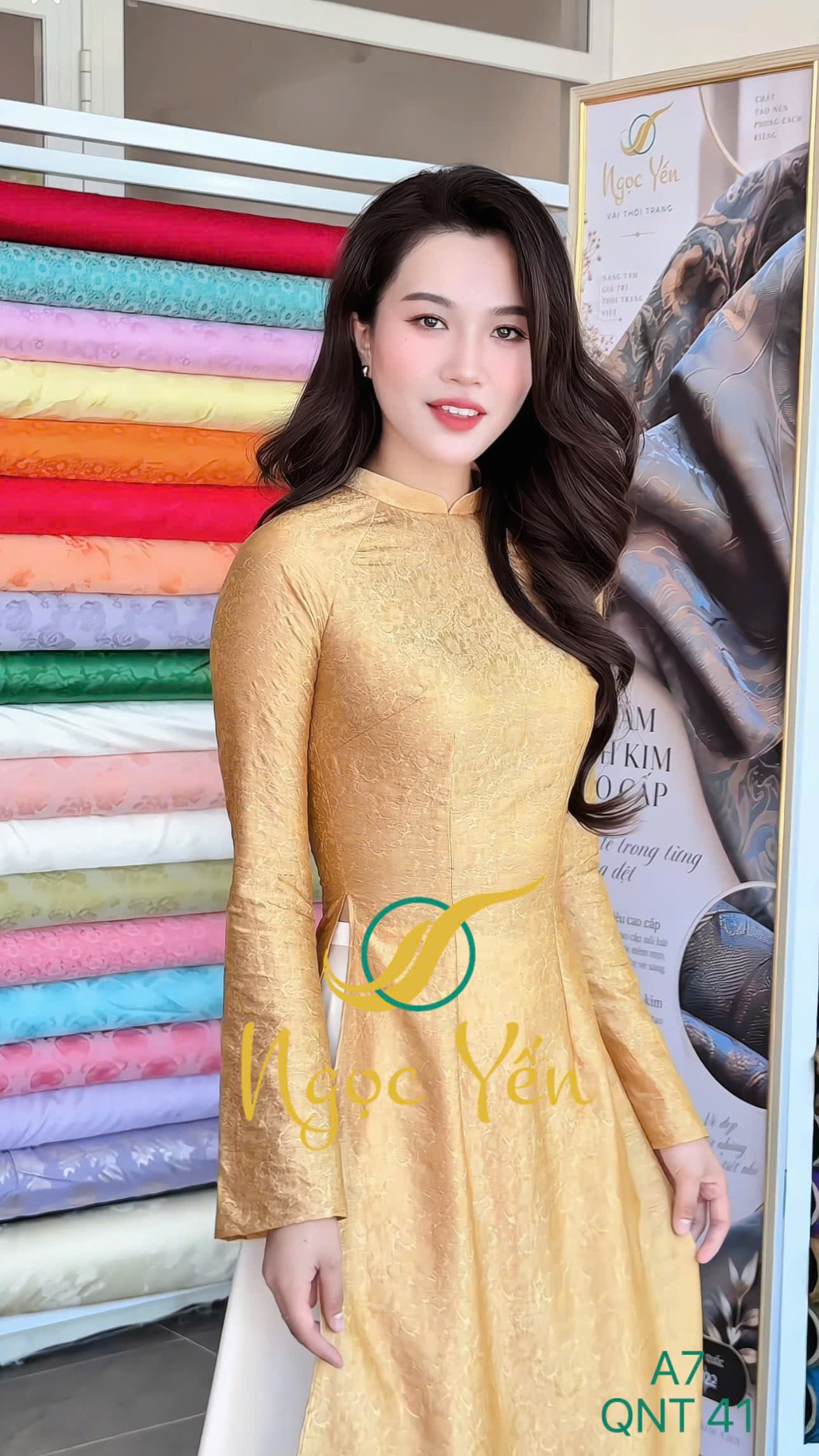 A7-Áo dài lụa cổ trụ, tay dài vàng