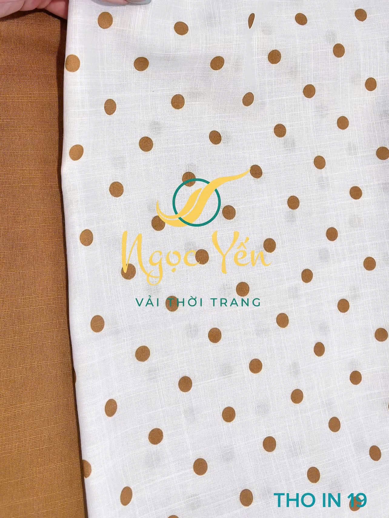 THO IN 19-Vải thô in họa tiết chấm bi nâu nền trắng