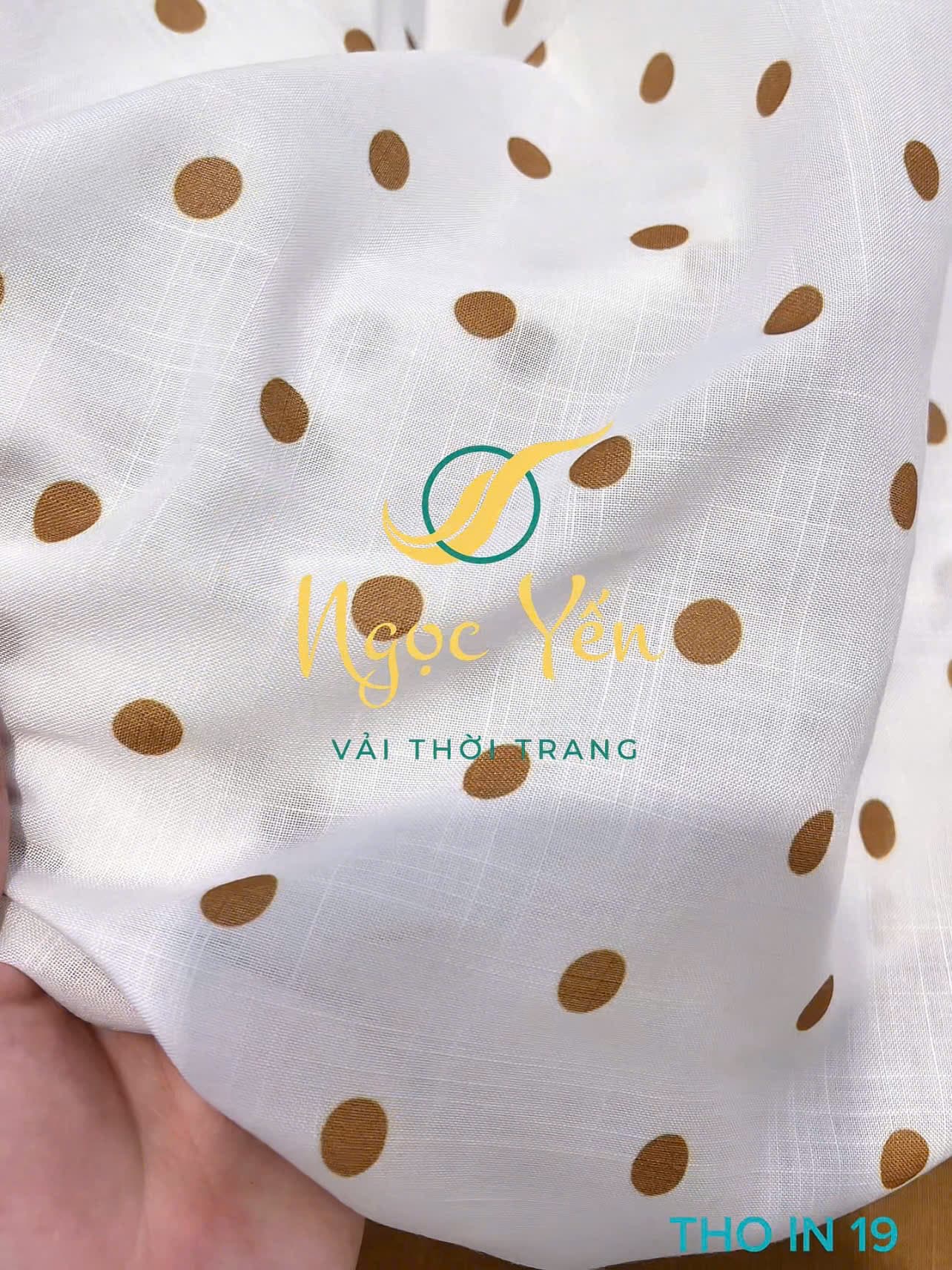 THO IN 19-Vải thô in họa tiết chấm bi nâu nền trắng